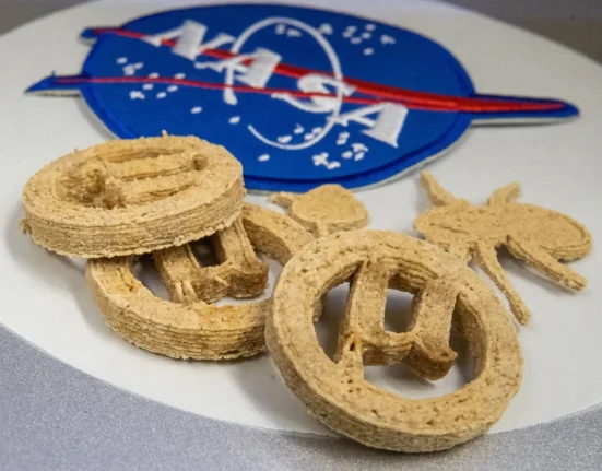 Des scientifiques transforment des bouteilles en plastique en biscuits à la vanille pour les rations d'urgence dans l'espace.