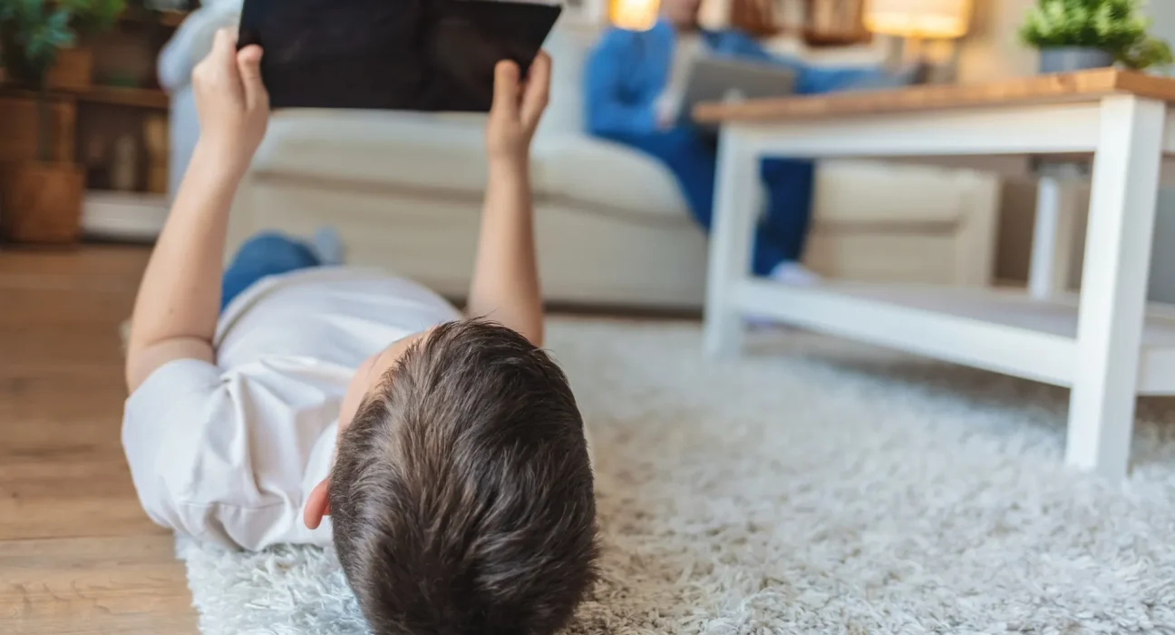 Des vidéos de fruits et d'IA pourraient dissimuler des violences et aggraver le déclin cognitif des enfants.