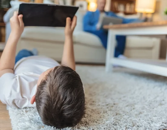 Des vidéos de fruits et d'IA pourraient dissimuler des violences et aggraver le déclin cognitif des enfants.