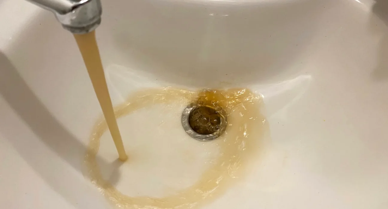Des violations de l'EPA en raison de l'eau du robinet décolorée dans un village de l'Ohio après un an de conseils d'ébullition