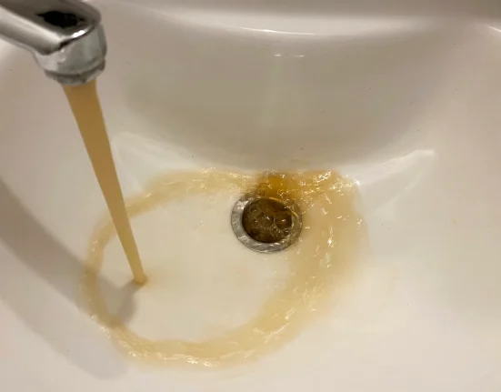 Des violations de l'EPA en raison de l'eau du robinet décolorée dans un village de l'Ohio après un an de conseils d'ébullition