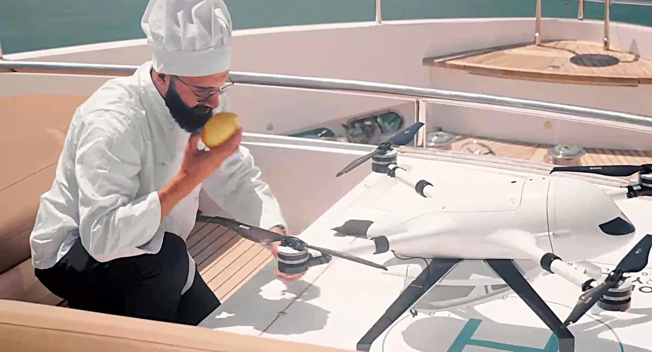 En France, des drones électriques livreront chargeurs de téléphone et caviar aux superyachts en 15 minutes.