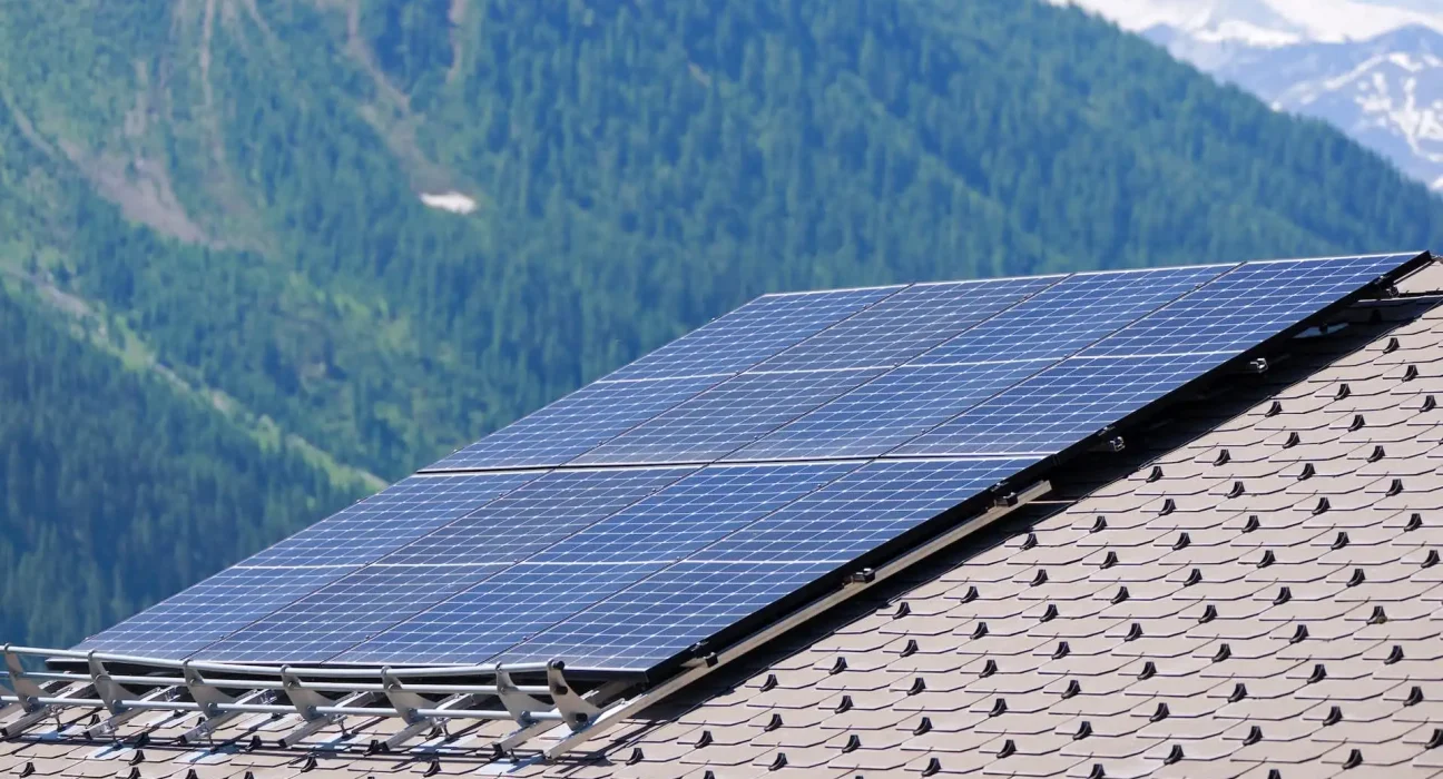 En Suisse, une installation solaire sur un toit incite le voisinage à adopter l'énergie solaire, les véhicules électriques et à réduire sa consommation.
