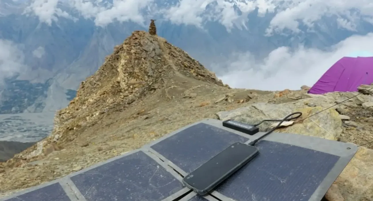 Essai extrême : Les panneaux solaires en pérovskite à 5 150 mètres d'altitude au Pakistan