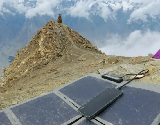 Essai extrême : Les panneaux solaires en pérovskite à 5 150 mètres d'altitude au Pakistan