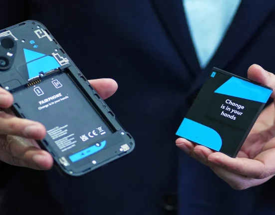 Fairphone propose un smartphone réparable avec une batterie à 40 $ et 12 pièces DIY.