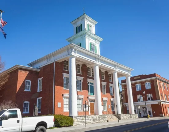 Fermeture du palais de justice du comté de Washington en Virginie suite à une étude sur la présence de 'croissance microbienne'.