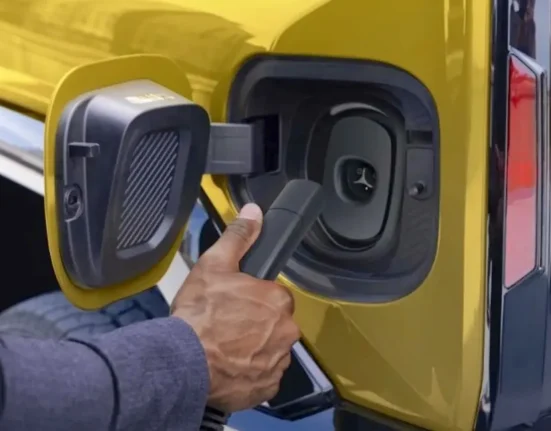 GM annonce que ses véhicules électriques Chevrolet, Cadillac et GMC de 2027 se connecteront directement aux bornes de recharge Tesla.