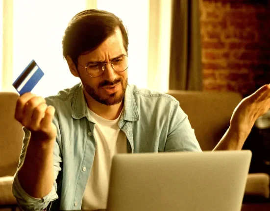Homme poursuit une banque pour lui avoir accordé un prêt hypothécaire alors que des experts prévoyaient une chute dans l'océan.