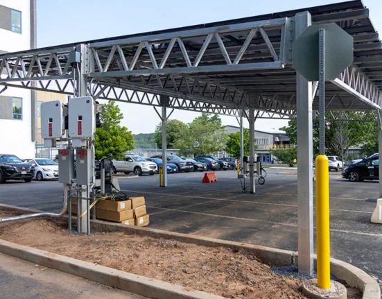 Inauguration de la première station de recharge pour véhicules électriques sous une canopée solaire à Staten Island : un pas en avant pour le quartier.