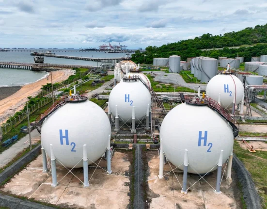 L'Arabie Saoudite achève la plus grande usine mondiale d'hydrogène vert, ciblant des exportations d'ammoniac.
