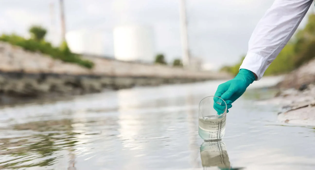 L'EPA omet les microplastiques de sa liste de surveillance de l'eau potable aux États-Unis malgré les alertes sur les risques sanitaires.