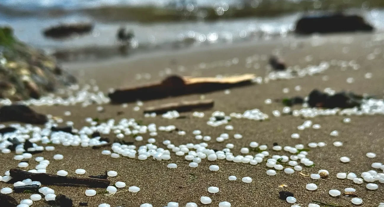 L'Illinois : Première État des Grands Lacs et du Mississipi à reconnaître les nurdles comme pollution
