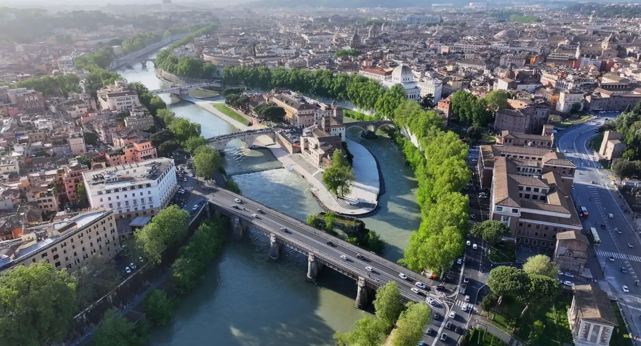 La sécheresse à Rome révèle un pont millénaire dissimulé sous le Tibre.