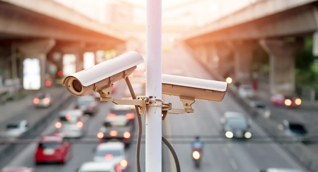 Le conseil de l'Illinois temporise sur l'accord des caméras Flock face aux inquiétudes des résidents sur la surveillance généralisée.
