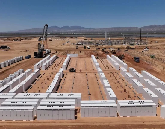Le stockage d'énergie aux États-Unis atteint 52 GW, avec 54 GW supplémentaires prévus d'ici 2028