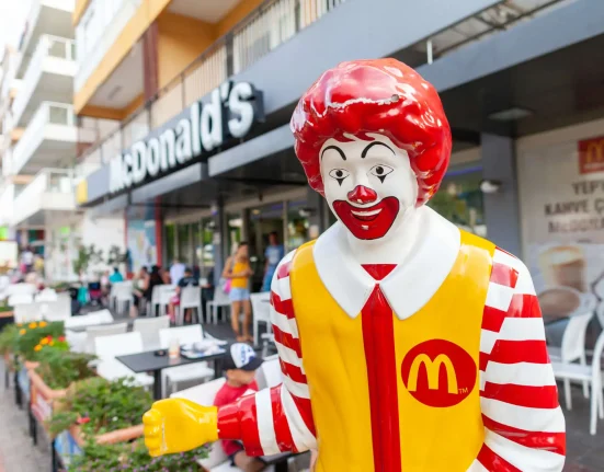 Leçons d'un journaliste : Dans les coulisses du 'McDossier' de la surveillance client chez McDonald's
