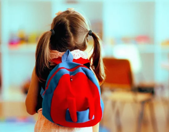 Les Bébés : Un Apprentissage Naturel Inégalé Face aux Modèles d'IA