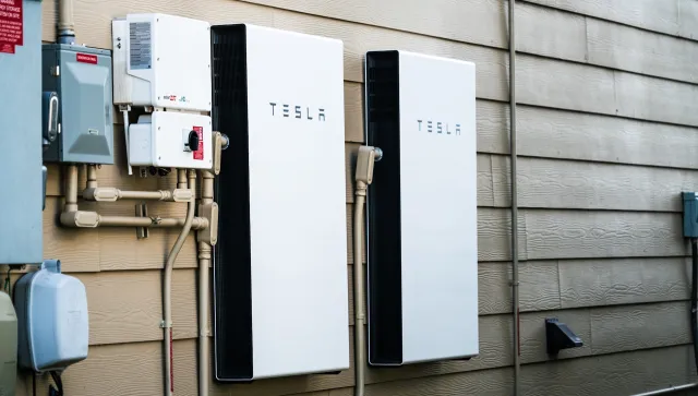 Les acheteurs de Tesla Powerwall réfléchissent à de nouvelles solutions de refroidissement pour les installations extérieures.