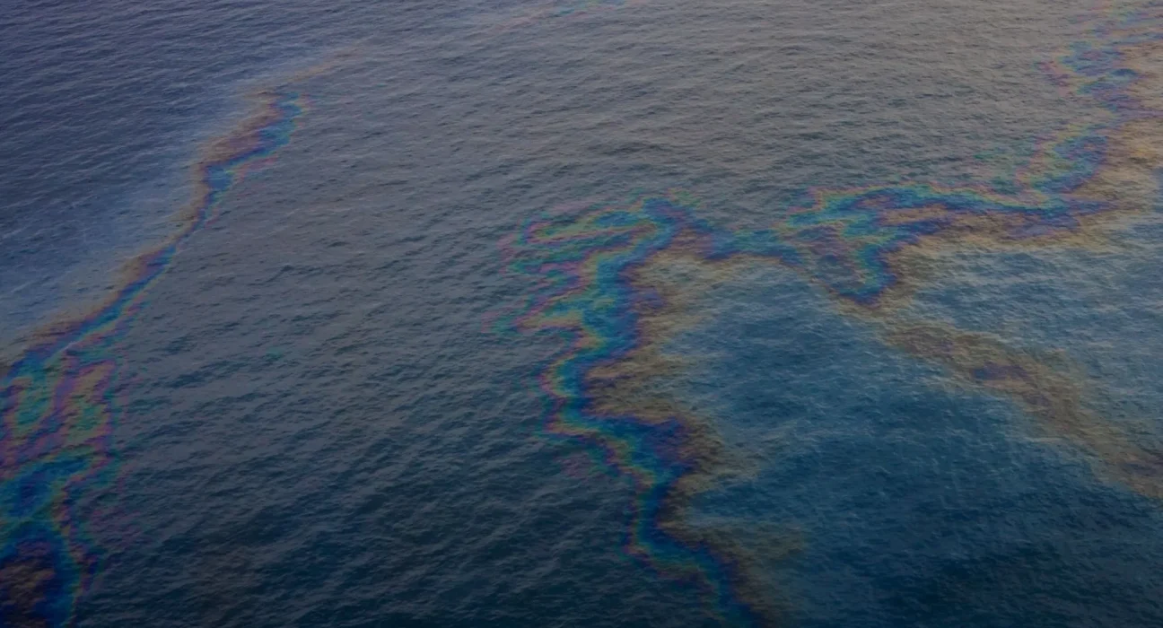 Les autorités avertissent : la nappe de pétrole d'un navire échoué pourrait s'étendre sur 40 km de la côte omanaise.