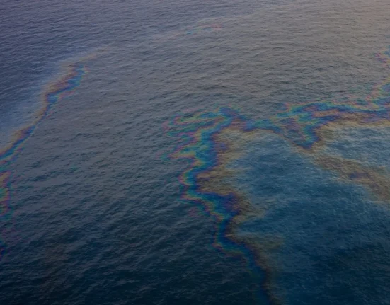 Les autorités avertissent : la nappe de pétrole d'un navire échoué pourrait s'étendre sur 40 km de la côte omanaise.