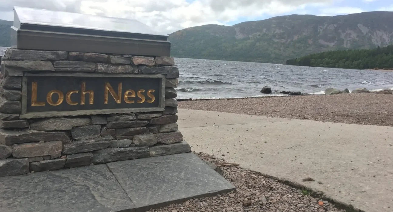 Les boutiques le long de la NC500 en Écosse inondées de souvenirs "vaches des Highlands" alimentés par l'IA, au désespoir des voyageurs.