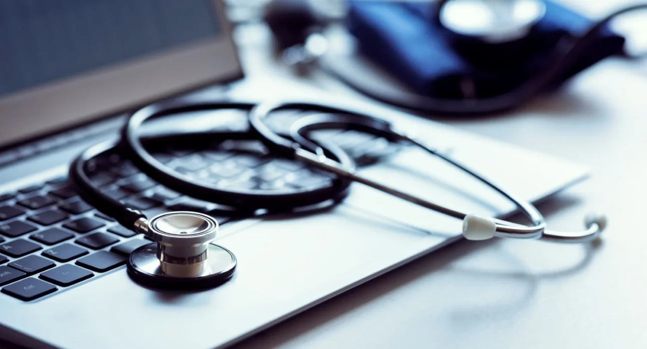 Les cliniciens californiens alertent sur les risques des délais et des erreurs de diagnostic causés par le triage par IA