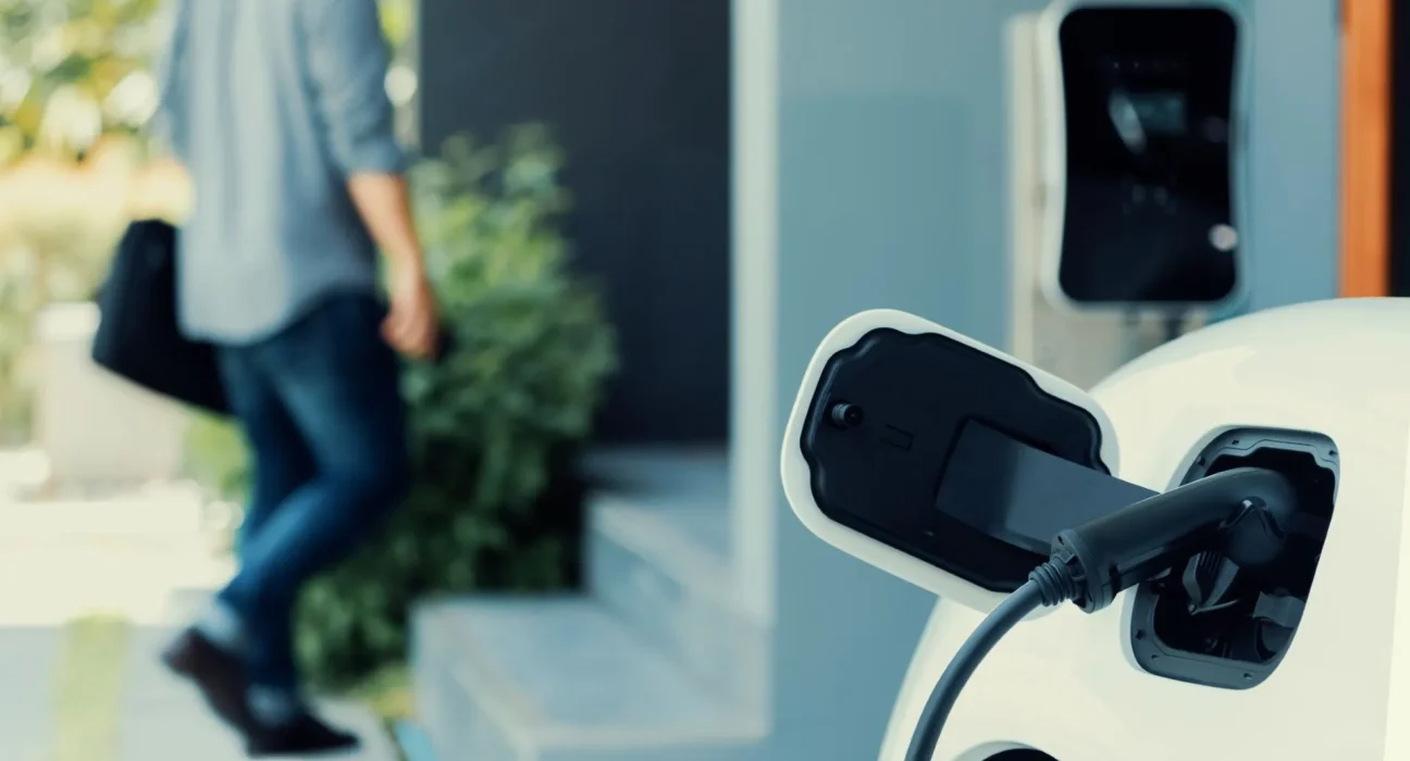 Les électromobilistes s'interrogent : la recharge au travail peut-elle remplacer l'installation à domicile face à l'obsolescence des prises ?