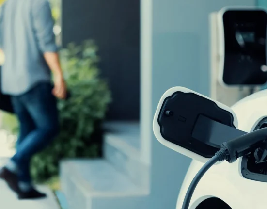Les électromobilistes s'interrogent : la recharge au travail peut-elle remplacer l'installation à domicile face à l'obsolescence des prises ?