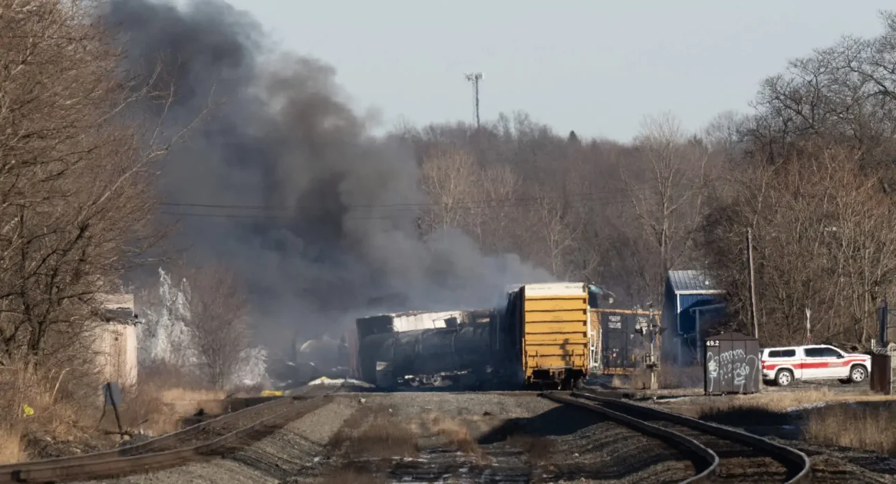 Les résidents de l'Ohio signent des décharges liées au déraillement de train de 2023 sans connaître les tests révélant des cancérogènes.