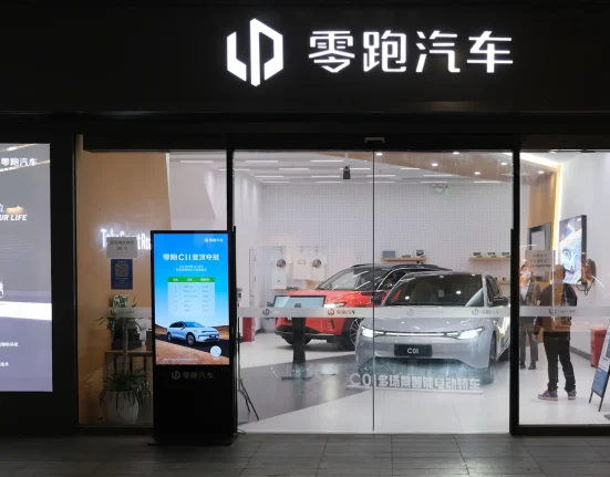 Les voitures électriques moins chères que les hybrides : un tournant mondial facilité par la Chine.