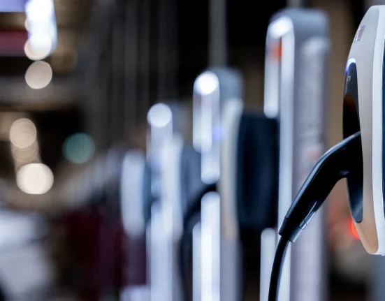 « Les voitures électriques remplacent lentement les voitures à essence aux États-Unis : les frais d'État de 500 $ compliquent la transition »