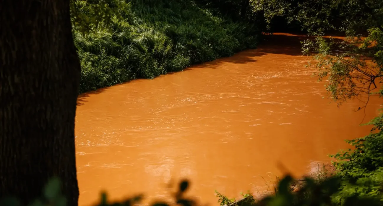 Louisiane : Aucune amende imposée à la raffinerie responsable des fuites de boue rouge dans les cours d'eau publics