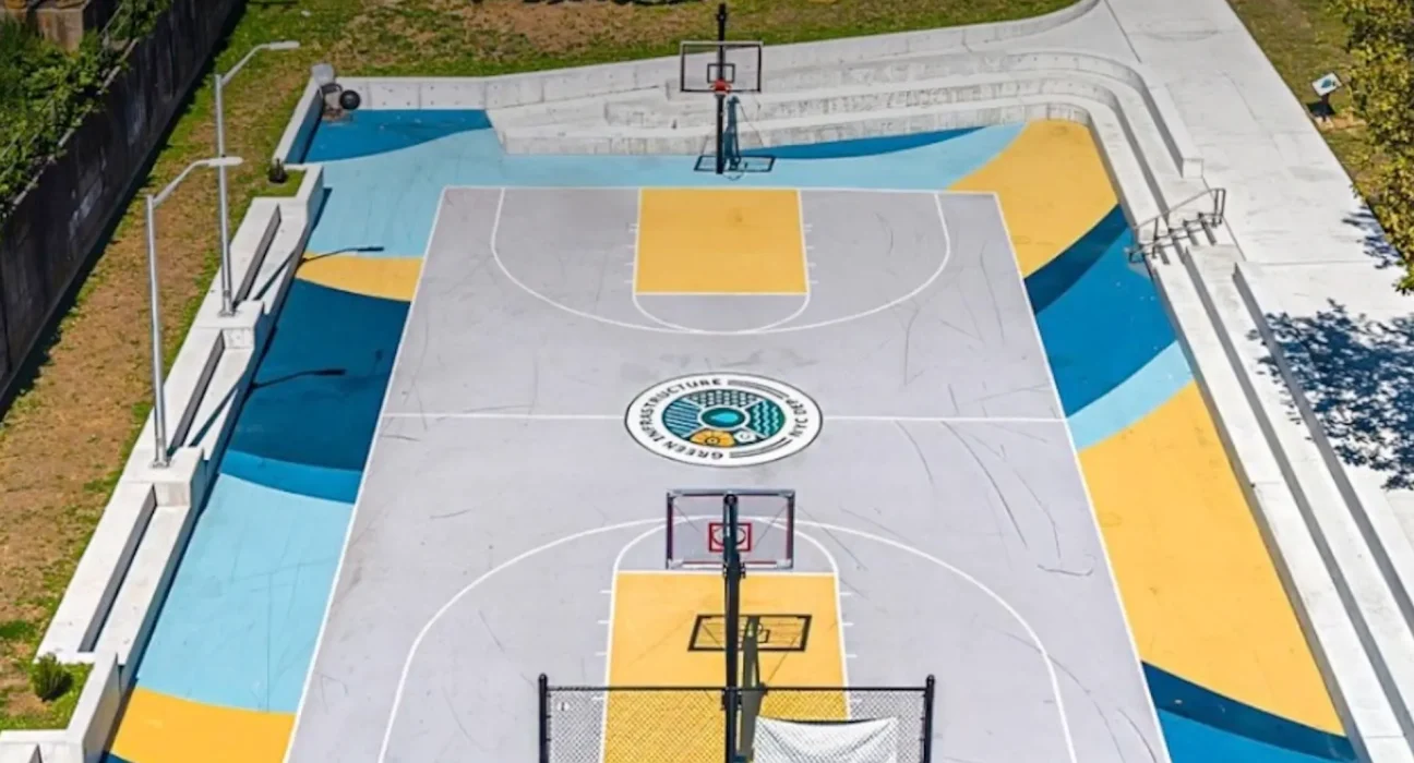 New York transforme ses terrains de basket abandonnés en 'éponges' pour lutter contre les inondations.