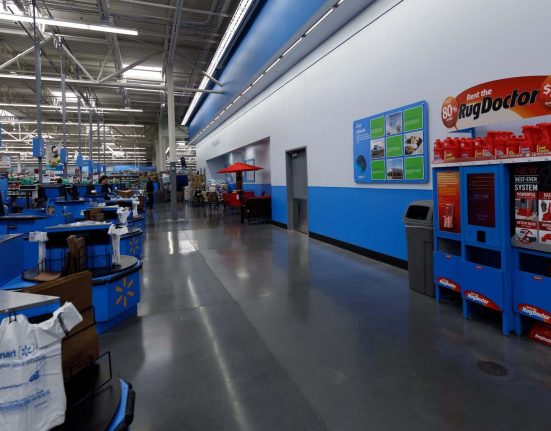 Police de Géorgie traquent un homme pour 30 $ grâce aux caméras de Walmart, déclenchant des milliers de moqueries