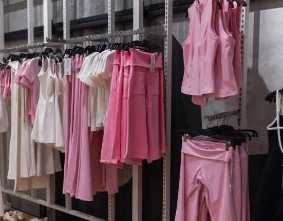 Poursuite à New York : une marque de vêtements accusée d'utiliser des « modèles » générés par IA sans en informer les consommateurs