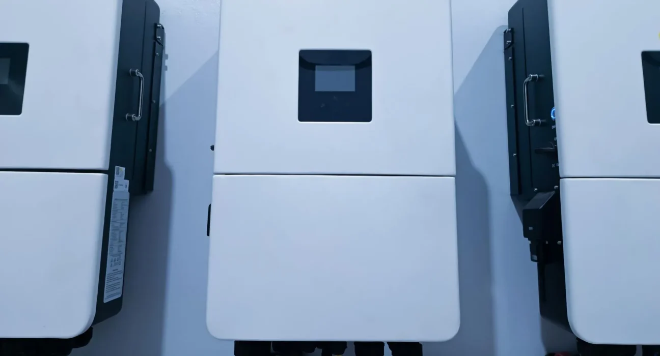 Propriétaire de panneaux solaires développe une 'paranoïa' après des coupures dues à des fluctuations du réseau et des interruptions de connexion.
