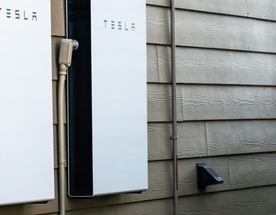 Propriétaire solaire du Texas : L'énergie gratuite la nuit ne suffit pas pour les coupures de courant avec les batteries Tesla