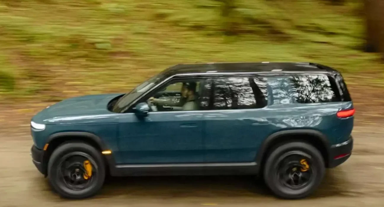 Rivian R2 : Une nouvelle concurrente du Tesla Model Y avec un frunk réfrigéré et 656 ch sous le capot.