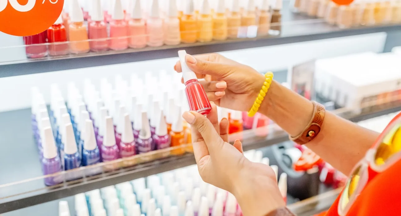 Royaume-Uni : Interdiction des vernis à ongles en gel contenant du TPO après son classement par l'UE comme 'toxique pour la reproduction'