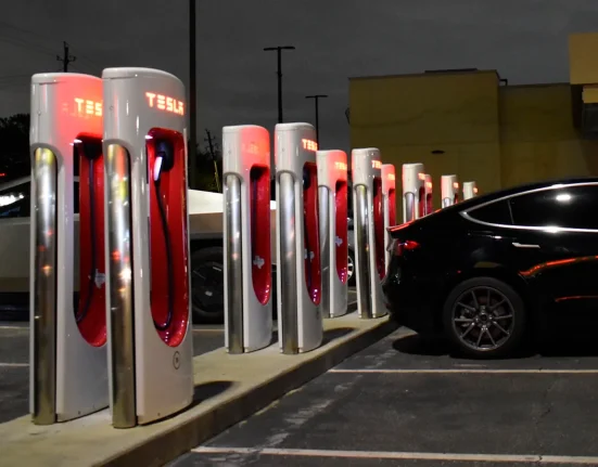 Shooting de l'Idaho : les propriétaires de véhicules électriques vantent une solution de recharge, bien que Tesla l'ait qualifiée d'insécurisée.