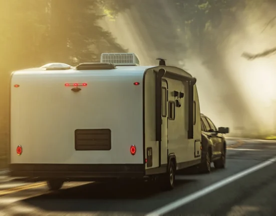 Tesla Model Y tire une caravane de 6 places sur 400 km, arrive avec 3 % de batterie restante.