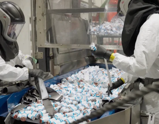 Tesla annonce un taux de récupération supérieur à 90% des métaux essentiels grâce au recyclage de ses batteries aux États-Unis.