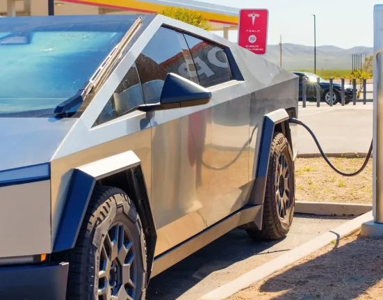 Tesla prolonge la garantie du Cybertruck suite à des défaillances du système de charge empêchant les propriétaires de se recharger.