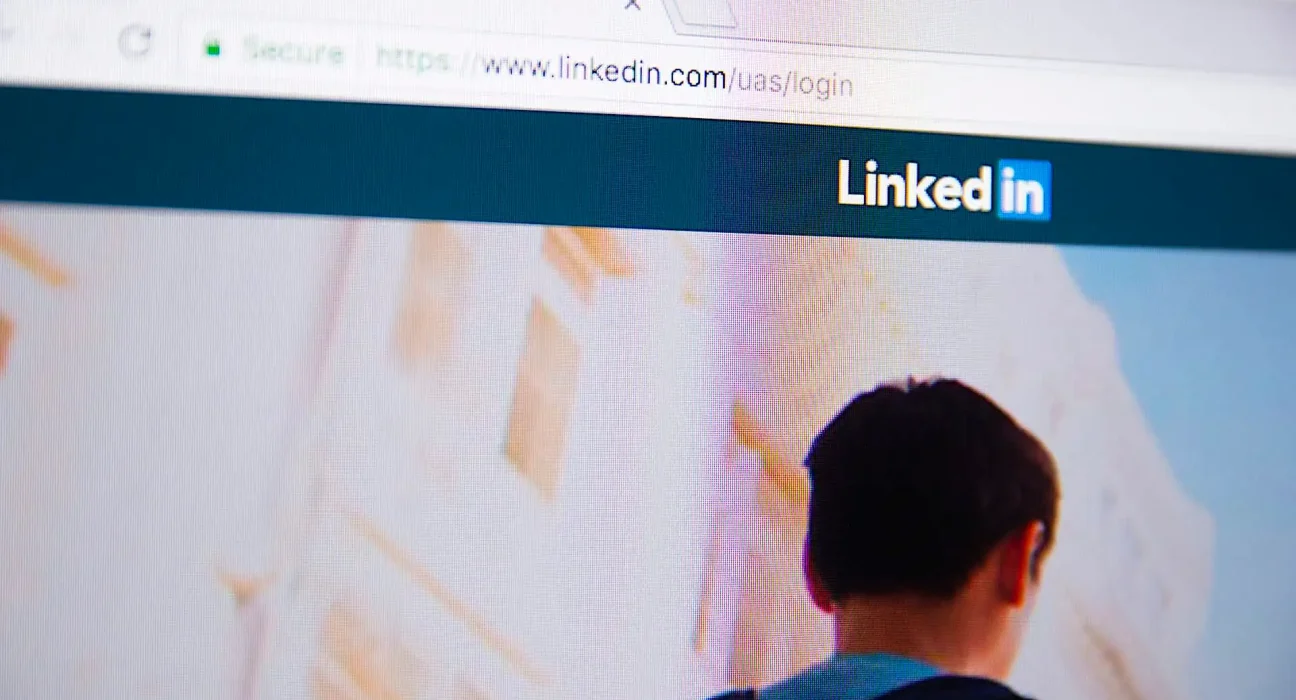 Test du Cringebot 3000 : LinkedIn continue de privilégier les contenus IA de qualité inférieure
