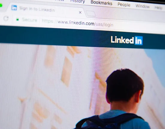 Test du Cringebot 3000 : LinkedIn continue de privilégier les contenus IA de qualité inférieure