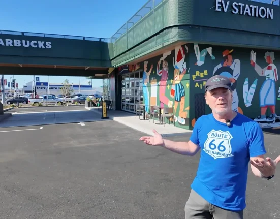 Un Concessionnaire Ford en Californie Réinvente un Ancien Bâtiment en Café et Station de Recharge pour Véhicules Électriques