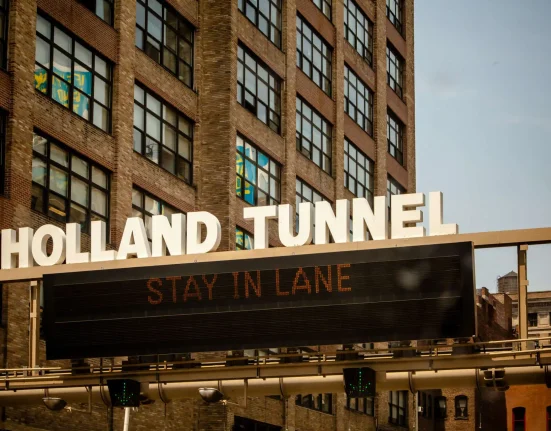 Un Train Électrique de 60 Centimètres a Surveillé le Tunnel Holland entre New York et le New Jersey
