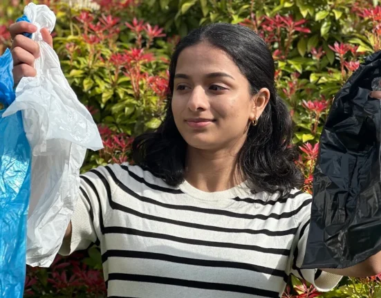 Un adolescent irlandais remporte le Earth Prize pour un plastique biodégradable ciblant les microplastiques.