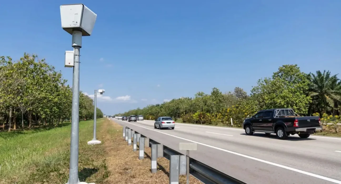 Un agent de Rhode Island alerte sur les recherches de plaques d'immatriculation Flock, révélant une lacune dans la surveillance policière.